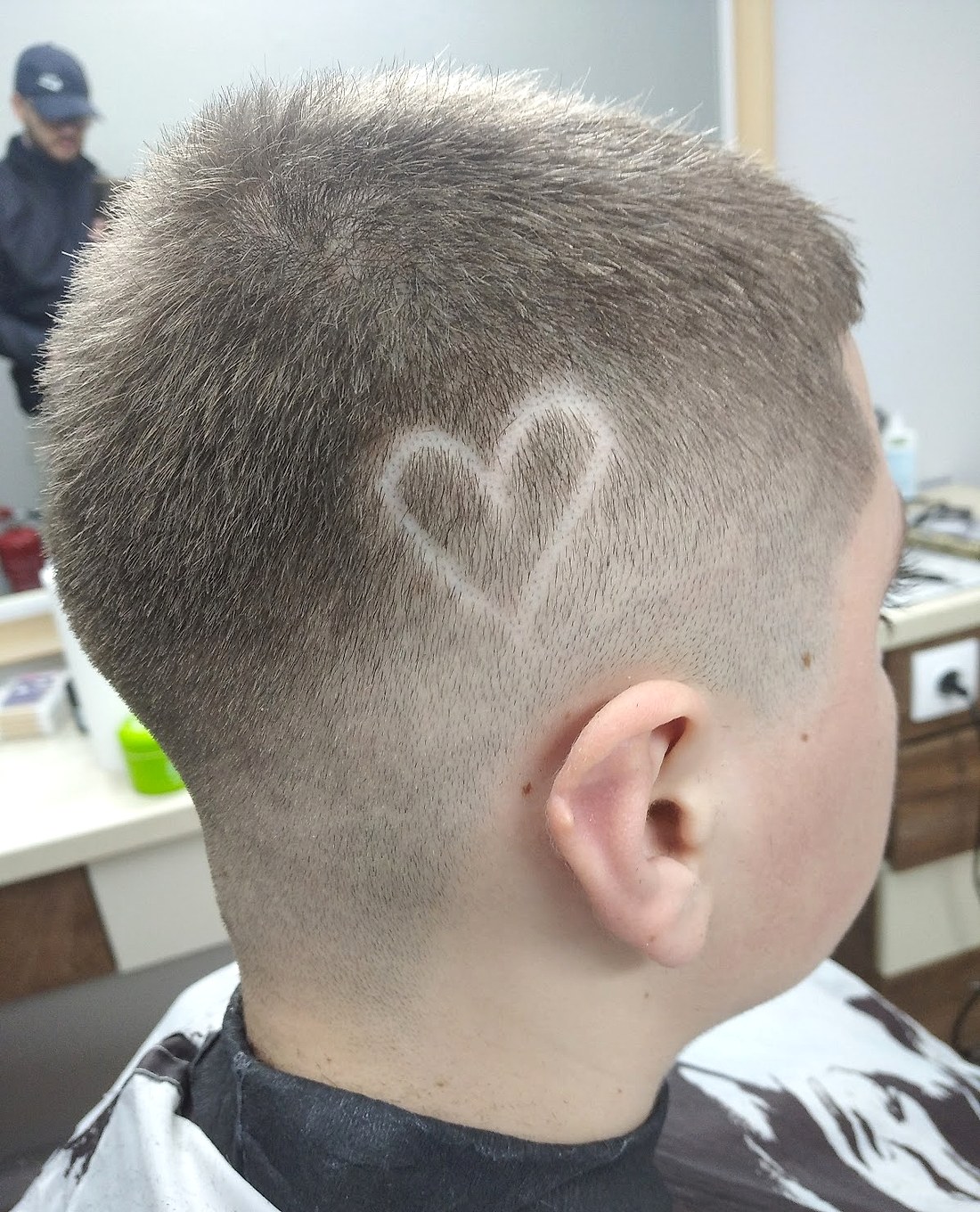 Σχέδιο καρδιάς ξυρισμένο στο μαλλί, Barber Room 77